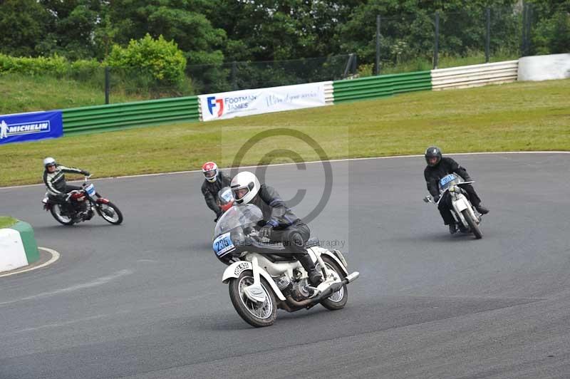 Mallory park Leicestershire;Mallory park photographs;Motorcycle action photographs;classic bikes;event digital images;eventdigitalimages;mallory park;no limits trackday;peter wileman photography;vintage bikes;vintage motorcycles;vmcc festival 1000 bikes