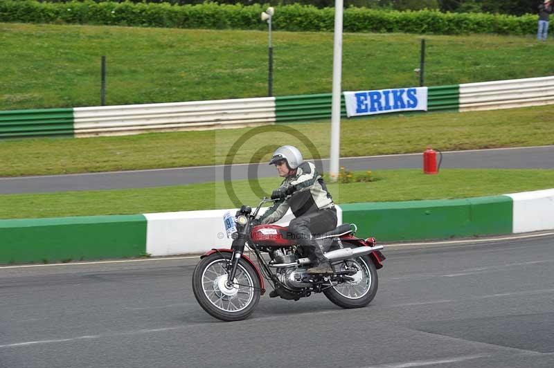 Mallory park Leicestershire;Mallory park photographs;Motorcycle action photographs;classic bikes;event digital images;eventdigitalimages;mallory park;no limits trackday;peter wileman photography;vintage bikes;vintage motorcycles;vmcc festival 1000 bikes