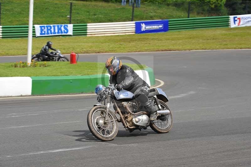 Mallory park Leicestershire;Mallory park photographs;Motorcycle action photographs;classic bikes;event digital images;eventdigitalimages;mallory park;no limits trackday;peter wileman photography;vintage bikes;vintage motorcycles;vmcc festival 1000 bikes