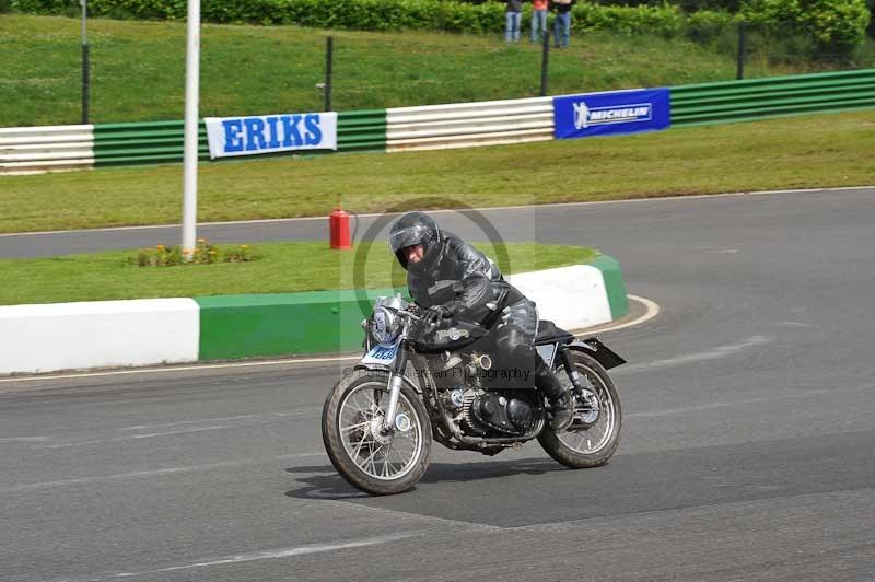 Mallory park Leicestershire;Mallory park photographs;Motorcycle action photographs;classic bikes;event digital images;eventdigitalimages;mallory park;no limits trackday;peter wileman photography;vintage bikes;vintage motorcycles;vmcc festival 1000 bikes