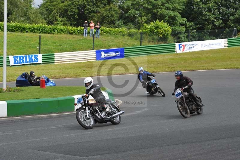 Mallory park Leicestershire;Mallory park photographs;Motorcycle action photographs;classic bikes;event digital images;eventdigitalimages;mallory park;no limits trackday;peter wileman photography;vintage bikes;vintage motorcycles;vmcc festival 1000 bikes