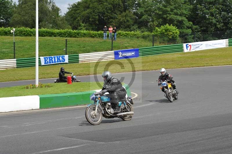 Mallory park Leicestershire;Mallory park photographs;Motorcycle action photographs;classic bikes;event digital images;eventdigitalimages;mallory park;no limits trackday;peter wileman photography;vintage bikes;vintage motorcycles;vmcc festival 1000 bikes