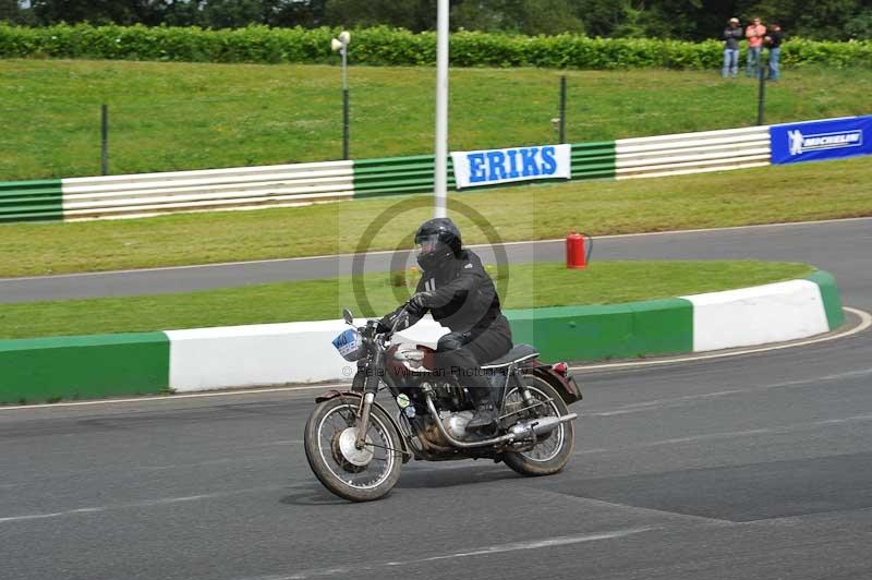 Mallory park Leicestershire;Mallory park photographs;Motorcycle action photographs;classic bikes;event digital images;eventdigitalimages;mallory park;no limits trackday;peter wileman photography;vintage bikes;vintage motorcycles;vmcc festival 1000 bikes