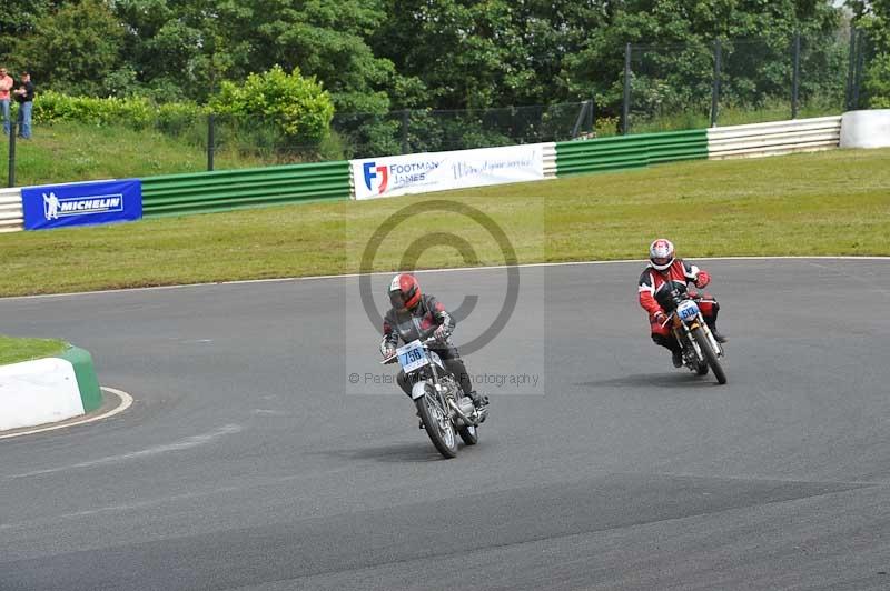 Mallory park Leicestershire;Mallory park photographs;Motorcycle action photographs;classic bikes;event digital images;eventdigitalimages;mallory park;no limits trackday;peter wileman photography;vintage bikes;vintage motorcycles;vmcc festival 1000 bikes