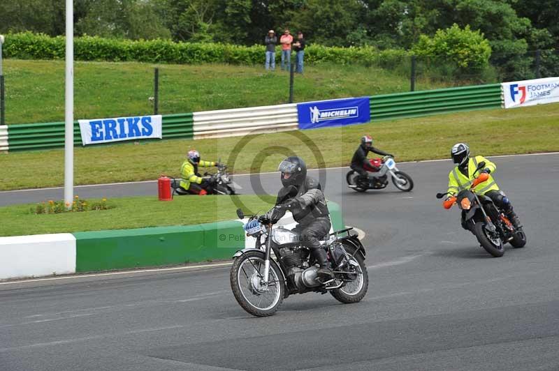 Mallory park Leicestershire;Mallory park photographs;Motorcycle action photographs;classic bikes;event digital images;eventdigitalimages;mallory park;no limits trackday;peter wileman photography;vintage bikes;vintage motorcycles;vmcc festival 1000 bikes