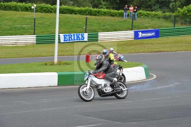 Mallory park Leicestershire;Mallory park photographs;Motorcycle action photographs;classic bikes;event digital images;eventdigitalimages;mallory park;no limits trackday;peter wileman photography;vintage bikes;vintage motorcycles;vmcc festival 1000 bikes