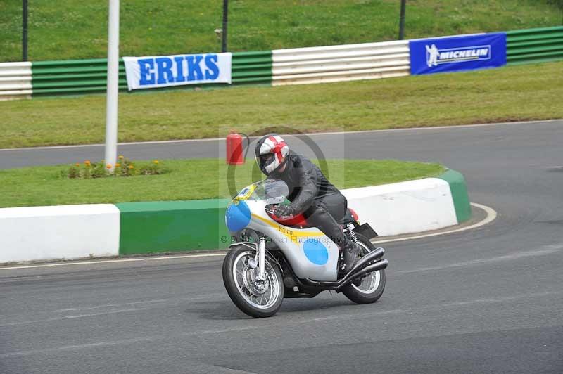 Mallory park Leicestershire;Mallory park photographs;Motorcycle action photographs;classic bikes;event digital images;eventdigitalimages;mallory park;no limits trackday;peter wileman photography;vintage bikes;vintage motorcycles;vmcc festival 1000 bikes