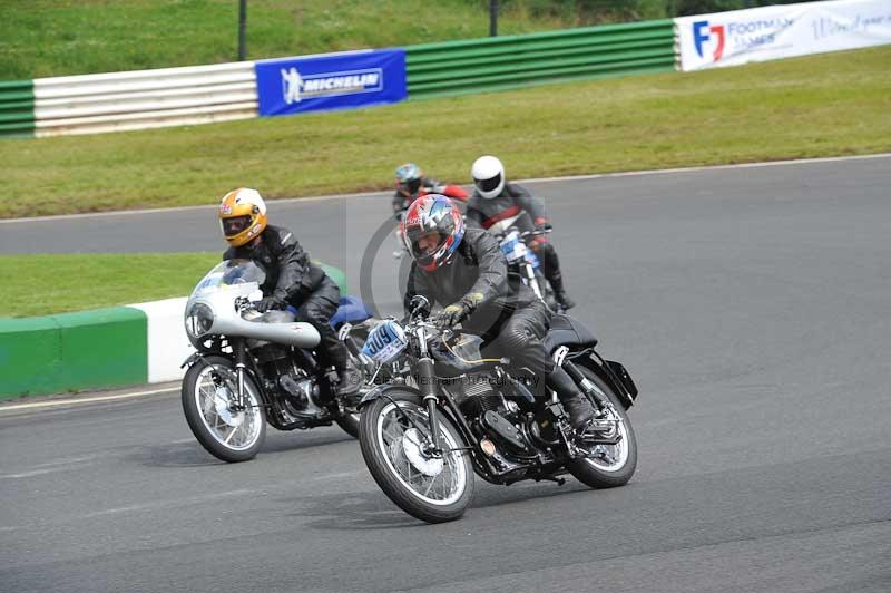 Mallory park Leicestershire;Mallory park photographs;Motorcycle action photographs;classic bikes;event digital images;eventdigitalimages;mallory park;no limits trackday;peter wileman photography;vintage bikes;vintage motorcycles;vmcc festival 1000 bikes