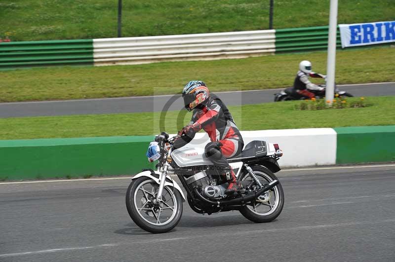Mallory park Leicestershire;Mallory park photographs;Motorcycle action photographs;classic bikes;event digital images;eventdigitalimages;mallory park;no limits trackday;peter wileman photography;vintage bikes;vintage motorcycles;vmcc festival 1000 bikes