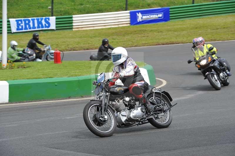 Mallory park Leicestershire;Mallory park photographs;Motorcycle action photographs;classic bikes;event digital images;eventdigitalimages;mallory park;no limits trackday;peter wileman photography;vintage bikes;vintage motorcycles;vmcc festival 1000 bikes