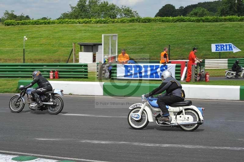 Mallory park Leicestershire;Mallory park photographs;Motorcycle action photographs;classic bikes;event digital images;eventdigitalimages;mallory park;no limits trackday;peter wileman photography;vintage bikes;vintage motorcycles;vmcc festival 1000 bikes