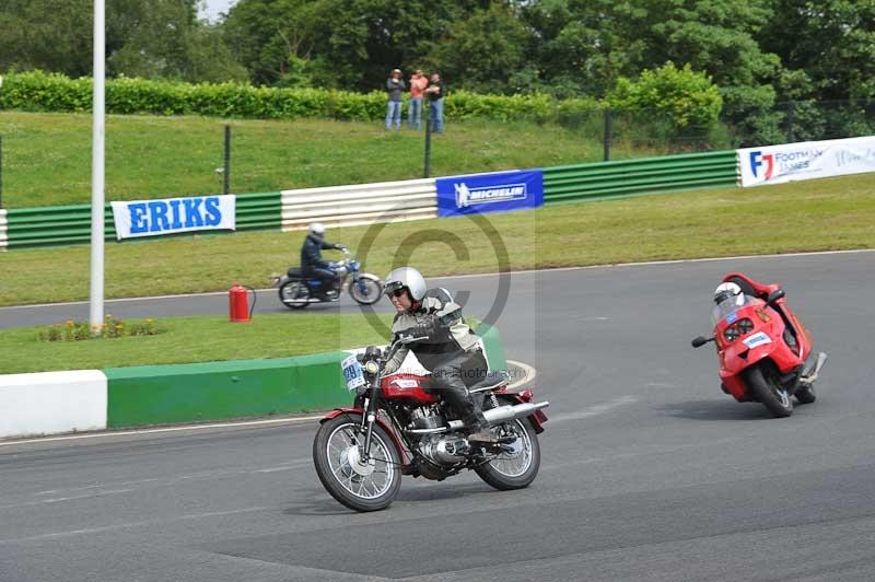 Mallory park Leicestershire;Mallory park photographs;Motorcycle action photographs;classic bikes;event digital images;eventdigitalimages;mallory park;no limits trackday;peter wileman photography;vintage bikes;vintage motorcycles;vmcc festival 1000 bikes