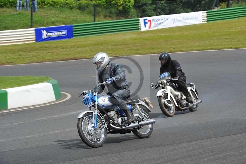 Mallory park Leicestershire;Mallory park photographs;Motorcycle action photographs;classic bikes;event digital images;eventdigitalimages;mallory park;no limits trackday;peter wileman photography;vintage bikes;vintage motorcycles;vmcc festival 1000 bikes