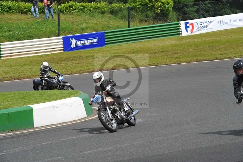 Mallory park Leicestershire;Mallory park photographs;Motorcycle action photographs;classic bikes;event digital images;eventdigitalimages;mallory park;no limits trackday;peter wileman photography;vintage bikes;vintage motorcycles;vmcc festival 1000 bikes