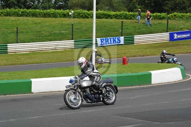 Mallory park Leicestershire;Mallory park photographs;Motorcycle action photographs;classic bikes;event digital images;eventdigitalimages;mallory park;no limits trackday;peter wileman photography;vintage bikes;vintage motorcycles;vmcc festival 1000 bikes