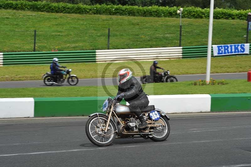 Mallory park Leicestershire;Mallory park photographs;Motorcycle action photographs;classic bikes;event digital images;eventdigitalimages;mallory park;no limits trackday;peter wileman photography;vintage bikes;vintage motorcycles;vmcc festival 1000 bikes