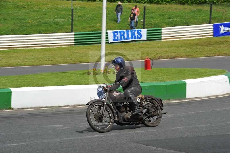 Mallory park Leicestershire;Mallory park photographs;Motorcycle action photographs;classic bikes;event digital images;eventdigitalimages;mallory park;no limits trackday;peter wileman photography;vintage bikes;vintage motorcycles;vmcc festival 1000 bikes