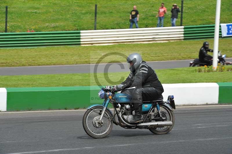 Mallory park Leicestershire;Mallory park photographs;Motorcycle action photographs;classic bikes;event digital images;eventdigitalimages;mallory park;no limits trackday;peter wileman photography;vintage bikes;vintage motorcycles;vmcc festival 1000 bikes