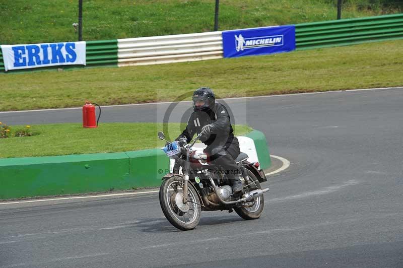 Mallory park Leicestershire;Mallory park photographs;Motorcycle action photographs;classic bikes;event digital images;eventdigitalimages;mallory park;no limits trackday;peter wileman photography;vintage bikes;vintage motorcycles;vmcc festival 1000 bikes