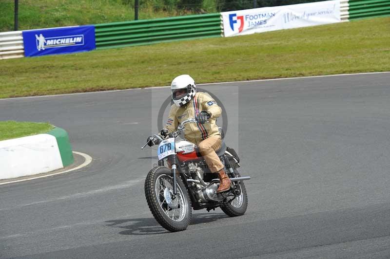 Mallory park Leicestershire;Mallory park photographs;Motorcycle action photographs;classic bikes;event digital images;eventdigitalimages;mallory park;no limits trackday;peter wileman photography;vintage bikes;vintage motorcycles;vmcc festival 1000 bikes