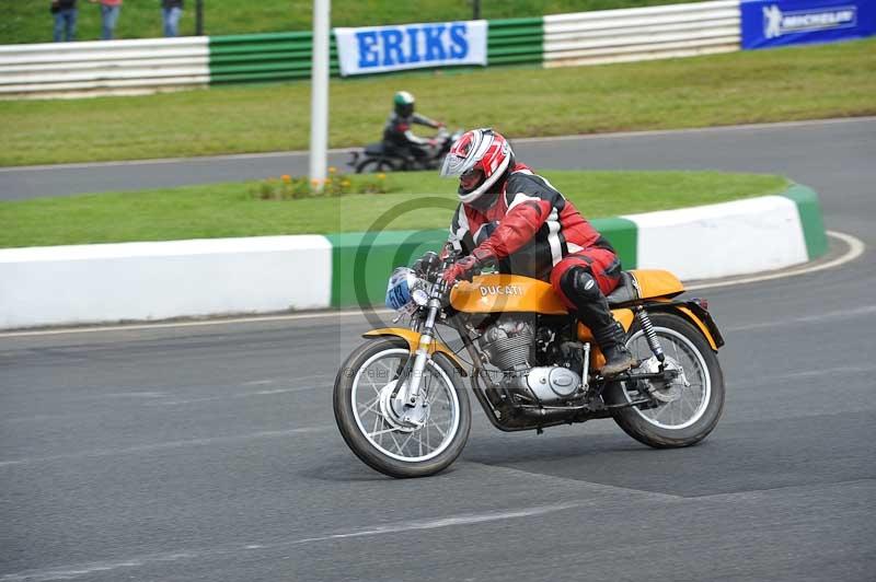 Mallory park Leicestershire;Mallory park photographs;Motorcycle action photographs;classic bikes;event digital images;eventdigitalimages;mallory park;no limits trackday;peter wileman photography;vintage bikes;vintage motorcycles;vmcc festival 1000 bikes