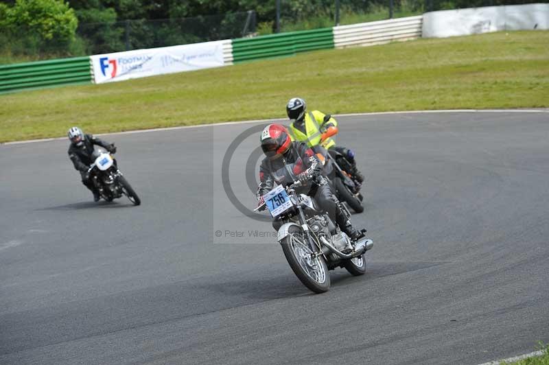 Mallory park Leicestershire;Mallory park photographs;Motorcycle action photographs;classic bikes;event digital images;eventdigitalimages;mallory park;no limits trackday;peter wileman photography;vintage bikes;vintage motorcycles;vmcc festival 1000 bikes