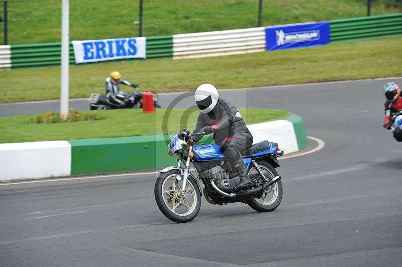 Mallory park Leicestershire;Mallory park photographs;Motorcycle action photographs;classic bikes;event digital images;eventdigitalimages;mallory park;no limits trackday;peter wileman photography;vintage bikes;vintage motorcycles;vmcc festival 1000 bikes