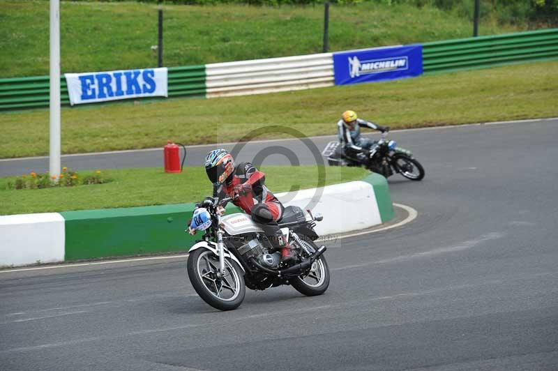 Mallory park Leicestershire;Mallory park photographs;Motorcycle action photographs;classic bikes;event digital images;eventdigitalimages;mallory park;no limits trackday;peter wileman photography;vintage bikes;vintage motorcycles;vmcc festival 1000 bikes