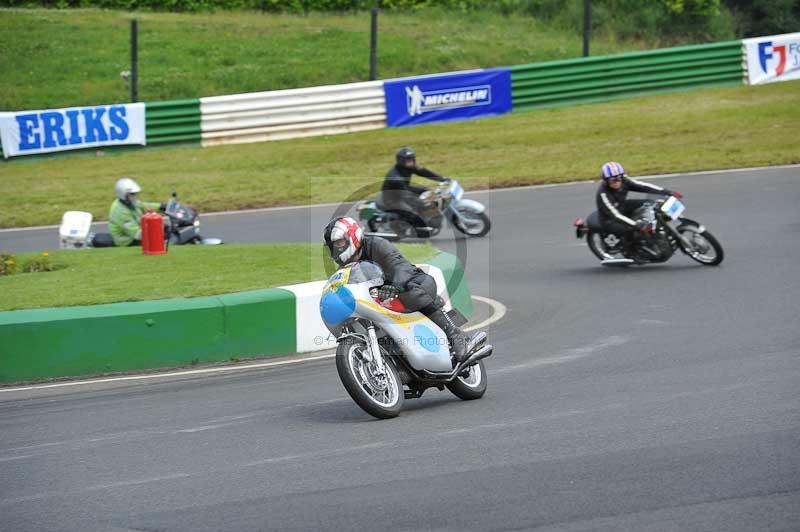 Mallory park Leicestershire;Mallory park photographs;Motorcycle action photographs;classic bikes;event digital images;eventdigitalimages;mallory park;no limits trackday;peter wileman photography;vintage bikes;vintage motorcycles;vmcc festival 1000 bikes