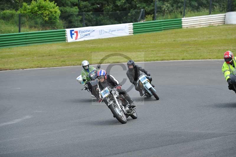 Mallory park Leicestershire;Mallory park photographs;Motorcycle action photographs;classic bikes;event digital images;eventdigitalimages;mallory park;no limits trackday;peter wileman photography;vintage bikes;vintage motorcycles;vmcc festival 1000 bikes