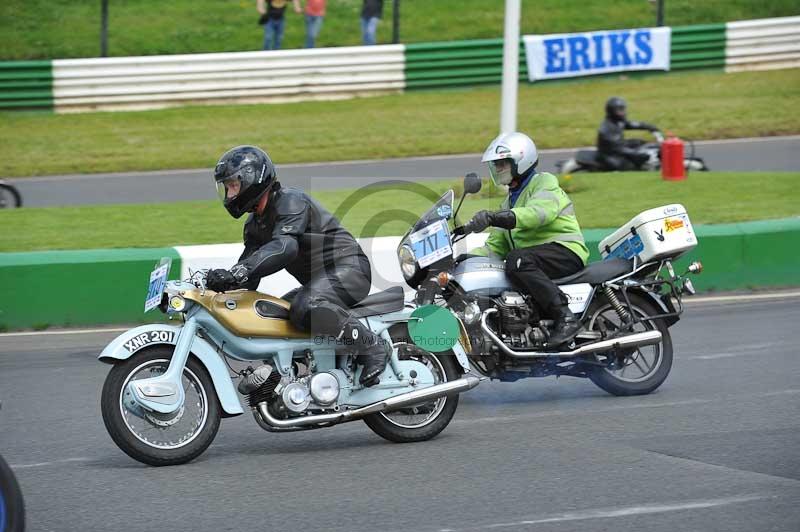 Mallory park Leicestershire;Mallory park photographs;Motorcycle action photographs;classic bikes;event digital images;eventdigitalimages;mallory park;no limits trackday;peter wileman photography;vintage bikes;vintage motorcycles;vmcc festival 1000 bikes