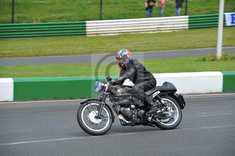 Mallory park Leicestershire;Mallory park photographs;Motorcycle action photographs;classic bikes;event digital images;eventdigitalimages;mallory park;no limits trackday;peter wileman photography;vintage bikes;vintage motorcycles;vmcc festival 1000 bikes