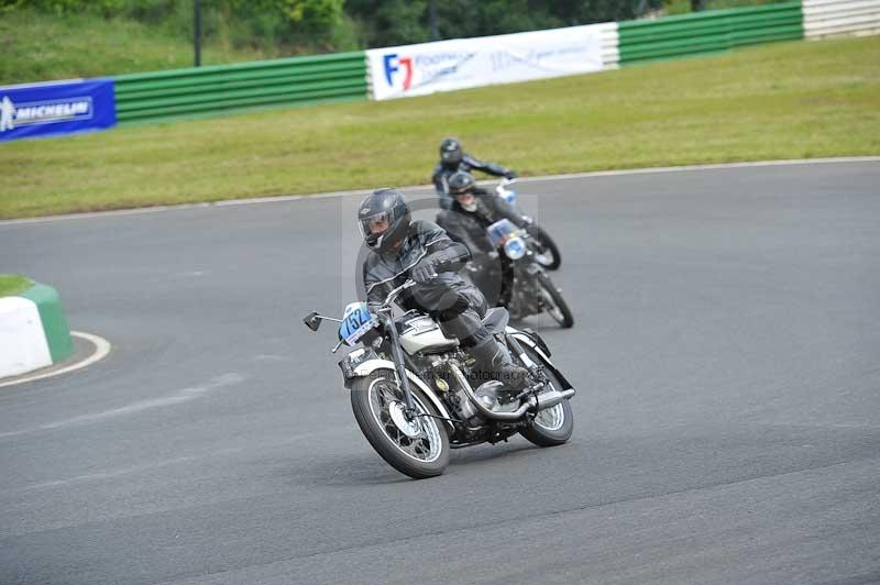 Mallory park Leicestershire;Mallory park photographs;Motorcycle action photographs;classic bikes;event digital images;eventdigitalimages;mallory park;no limits trackday;peter wileman photography;vintage bikes;vintage motorcycles;vmcc festival 1000 bikes