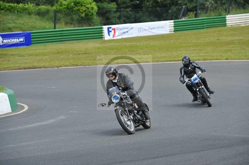 Mallory park Leicestershire;Mallory park photographs;Motorcycle action photographs;classic bikes;event digital images;eventdigitalimages;mallory park;no limits trackday;peter wileman photography;vintage bikes;vintage motorcycles;vmcc festival 1000 bikes