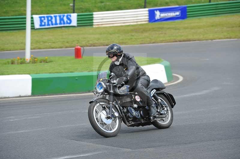 Mallory park Leicestershire;Mallory park photographs;Motorcycle action photographs;classic bikes;event digital images;eventdigitalimages;mallory park;no limits trackday;peter wileman photography;vintage bikes;vintage motorcycles;vmcc festival 1000 bikes