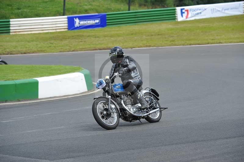 Mallory park Leicestershire;Mallory park photographs;Motorcycle action photographs;classic bikes;event digital images;eventdigitalimages;mallory park;no limits trackday;peter wileman photography;vintage bikes;vintage motorcycles;vmcc festival 1000 bikes