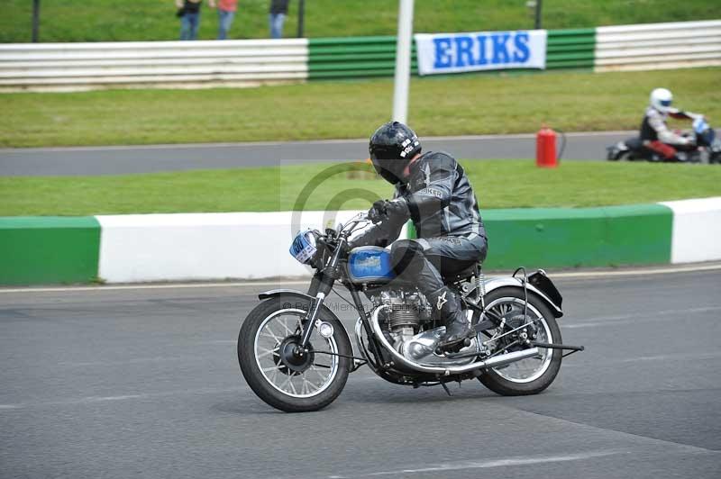 Mallory park Leicestershire;Mallory park photographs;Motorcycle action photographs;classic bikes;event digital images;eventdigitalimages;mallory park;no limits trackday;peter wileman photography;vintage bikes;vintage motorcycles;vmcc festival 1000 bikes