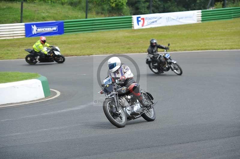 Mallory park Leicestershire;Mallory park photographs;Motorcycle action photographs;classic bikes;event digital images;eventdigitalimages;mallory park;no limits trackday;peter wileman photography;vintage bikes;vintage motorcycles;vmcc festival 1000 bikes