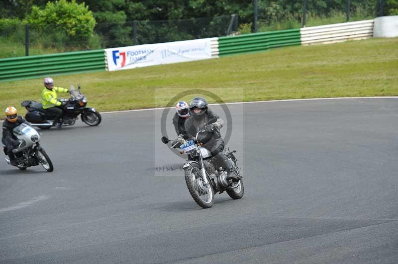 Mallory park Leicestershire;Mallory park photographs;Motorcycle action photographs;classic bikes;event digital images;eventdigitalimages;mallory park;no limits trackday;peter wileman photography;vintage bikes;vintage motorcycles;vmcc festival 1000 bikes