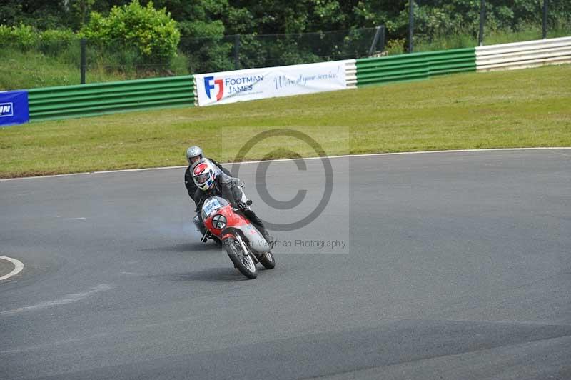 Mallory park Leicestershire;Mallory park photographs;Motorcycle action photographs;classic bikes;event digital images;eventdigitalimages;mallory park;no limits trackday;peter wileman photography;vintage bikes;vintage motorcycles;vmcc festival 1000 bikes