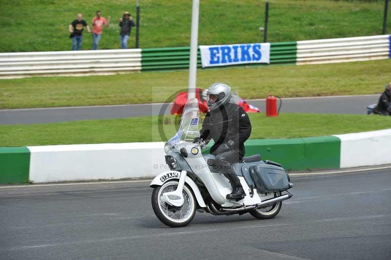 Mallory park Leicestershire;Mallory park photographs;Motorcycle action photographs;classic bikes;event digital images;eventdigitalimages;mallory park;no limits trackday;peter wileman photography;vintage bikes;vintage motorcycles;vmcc festival 1000 bikes