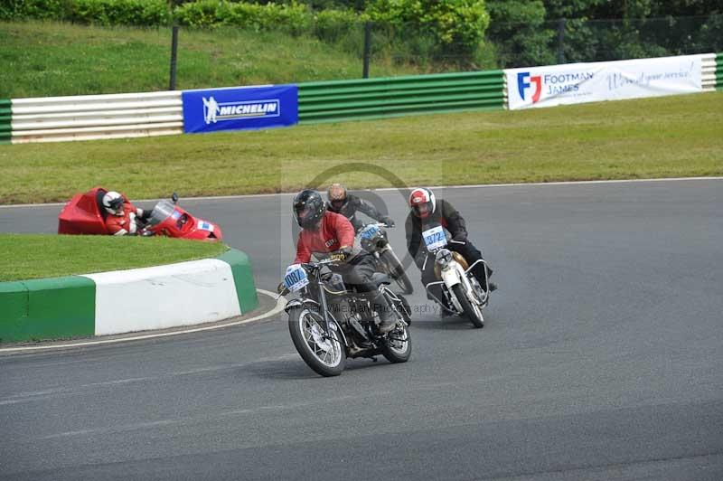 Mallory park Leicestershire;Mallory park photographs;Motorcycle action photographs;classic bikes;event digital images;eventdigitalimages;mallory park;no limits trackday;peter wileman photography;vintage bikes;vintage motorcycles;vmcc festival 1000 bikes