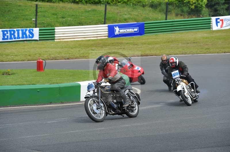 Mallory park Leicestershire;Mallory park photographs;Motorcycle action photographs;classic bikes;event digital images;eventdigitalimages;mallory park;no limits trackday;peter wileman photography;vintage bikes;vintage motorcycles;vmcc festival 1000 bikes