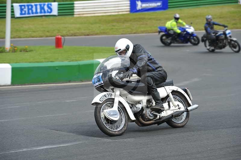 Mallory park Leicestershire;Mallory park photographs;Motorcycle action photographs;classic bikes;event digital images;eventdigitalimages;mallory park;no limits trackday;peter wileman photography;vintage bikes;vintage motorcycles;vmcc festival 1000 bikes