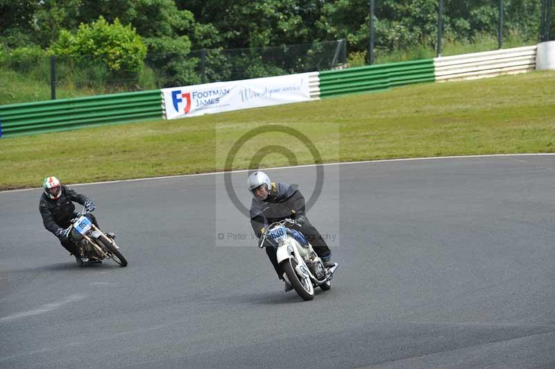Mallory park Leicestershire;Mallory park photographs;Motorcycle action photographs;classic bikes;event digital images;eventdigitalimages;mallory park;no limits trackday;peter wileman photography;vintage bikes;vintage motorcycles;vmcc festival 1000 bikes