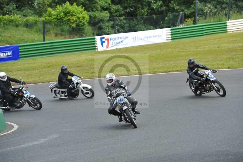 Mallory park Leicestershire;Mallory park photographs;Motorcycle action photographs;classic bikes;event digital images;eventdigitalimages;mallory park;no limits trackday;peter wileman photography;vintage bikes;vintage motorcycles;vmcc festival 1000 bikes