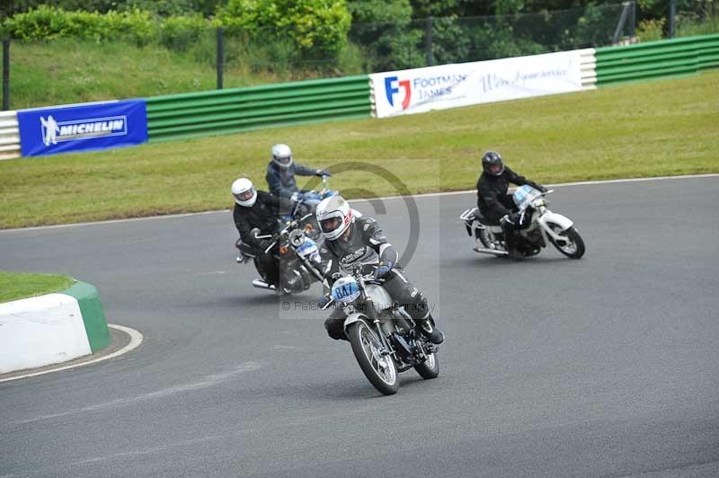 Mallory park Leicestershire;Mallory park photographs;Motorcycle action photographs;classic bikes;event digital images;eventdigitalimages;mallory park;no limits trackday;peter wileman photography;vintage bikes;vintage motorcycles;vmcc festival 1000 bikes