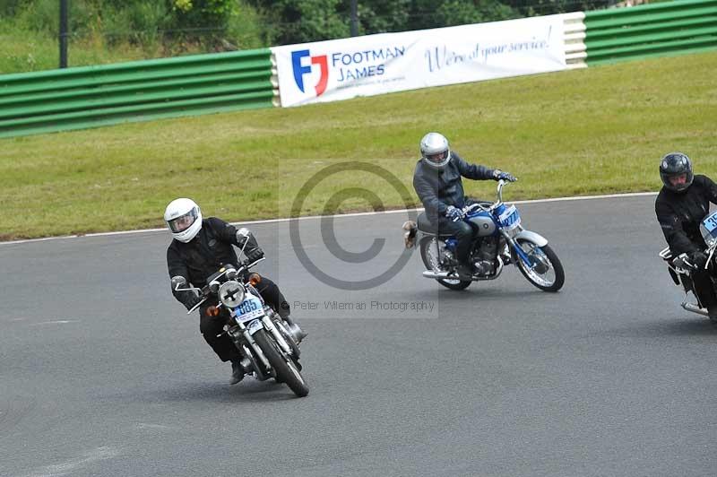 Mallory park Leicestershire;Mallory park photographs;Motorcycle action photographs;classic bikes;event digital images;eventdigitalimages;mallory park;no limits trackday;peter wileman photography;vintage bikes;vintage motorcycles;vmcc festival 1000 bikes