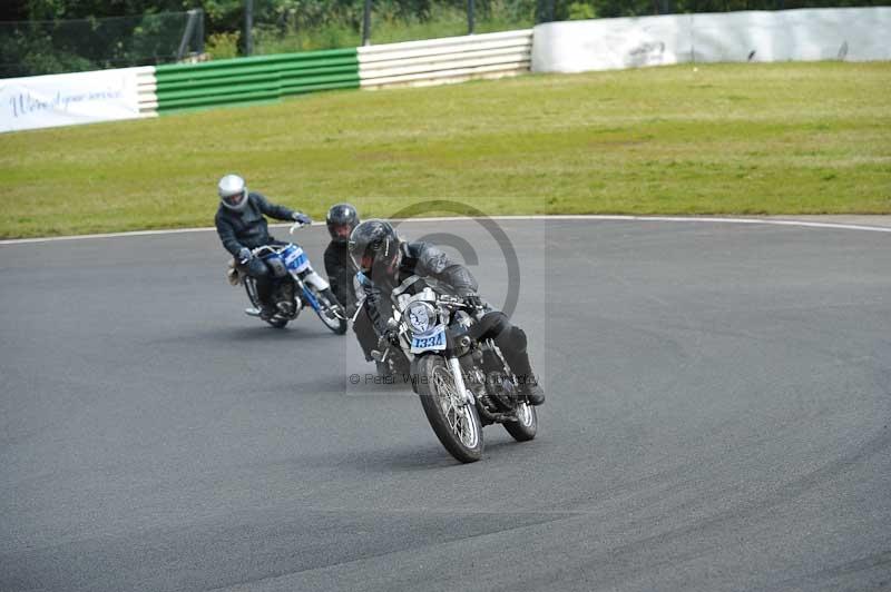 Mallory park Leicestershire;Mallory park photographs;Motorcycle action photographs;classic bikes;event digital images;eventdigitalimages;mallory park;no limits trackday;peter wileman photography;vintage bikes;vintage motorcycles;vmcc festival 1000 bikes