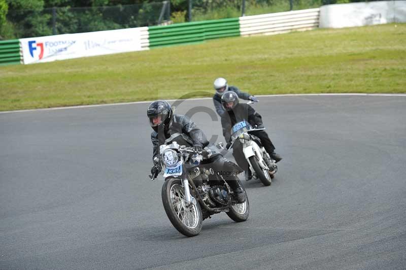 Mallory park Leicestershire;Mallory park photographs;Motorcycle action photographs;classic bikes;event digital images;eventdigitalimages;mallory park;no limits trackday;peter wileman photography;vintage bikes;vintage motorcycles;vmcc festival 1000 bikes